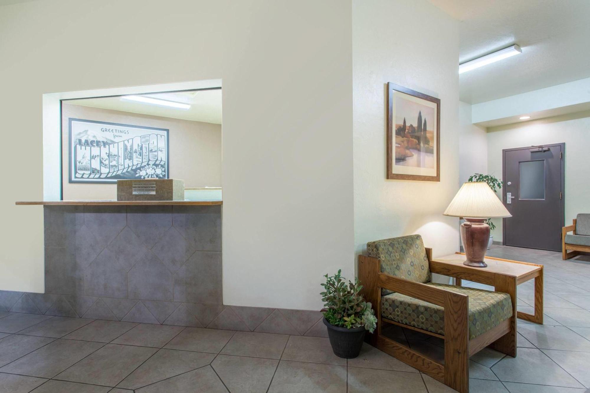 Super 8 By Wyndham Lacey Olympia Area Экстерьер фото